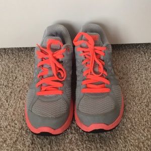 Nike Tennis Shoes Sz 9